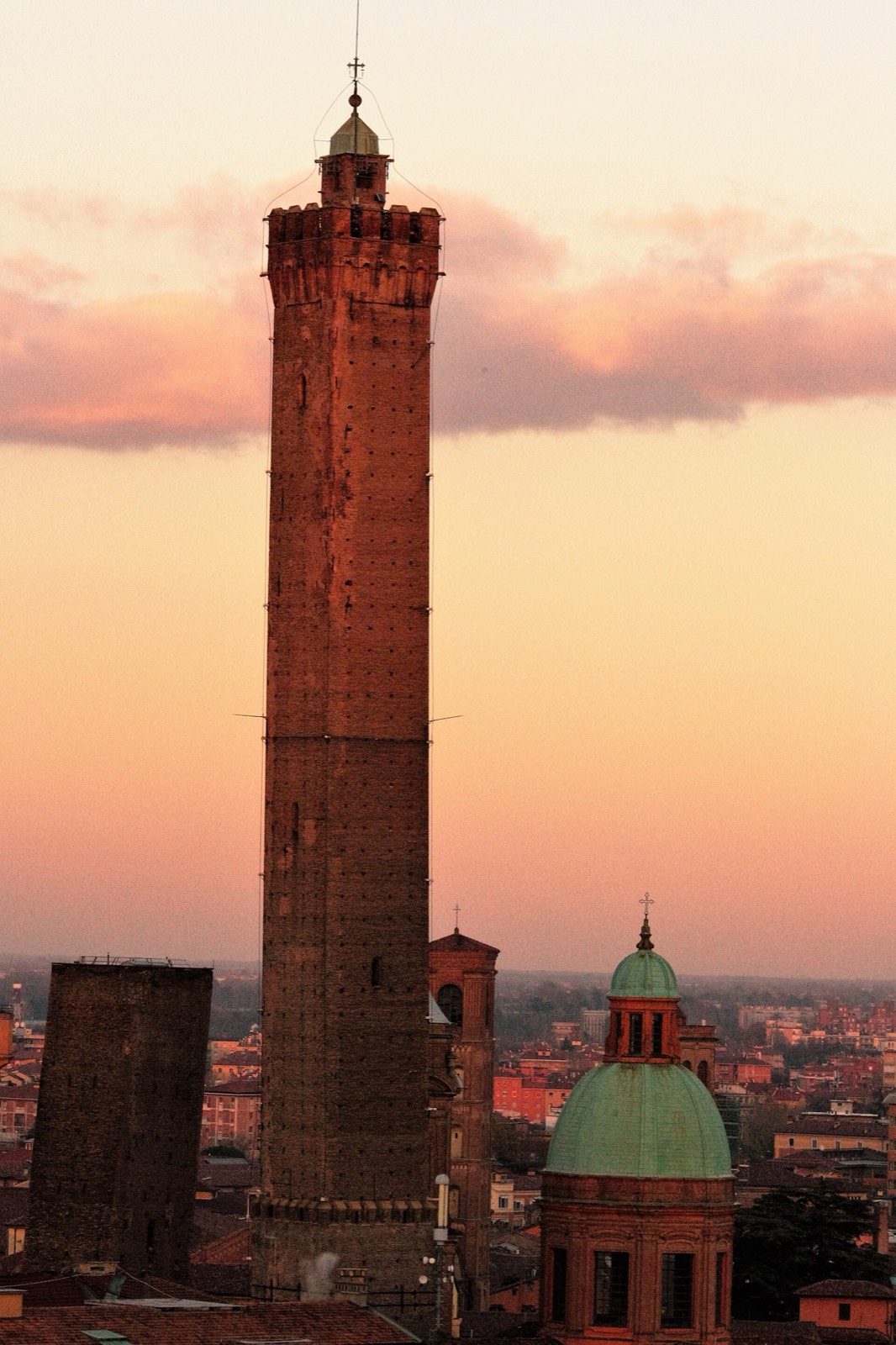 Due Torri (Torre degli Asinelli und Torre Garisenda) — Bologna