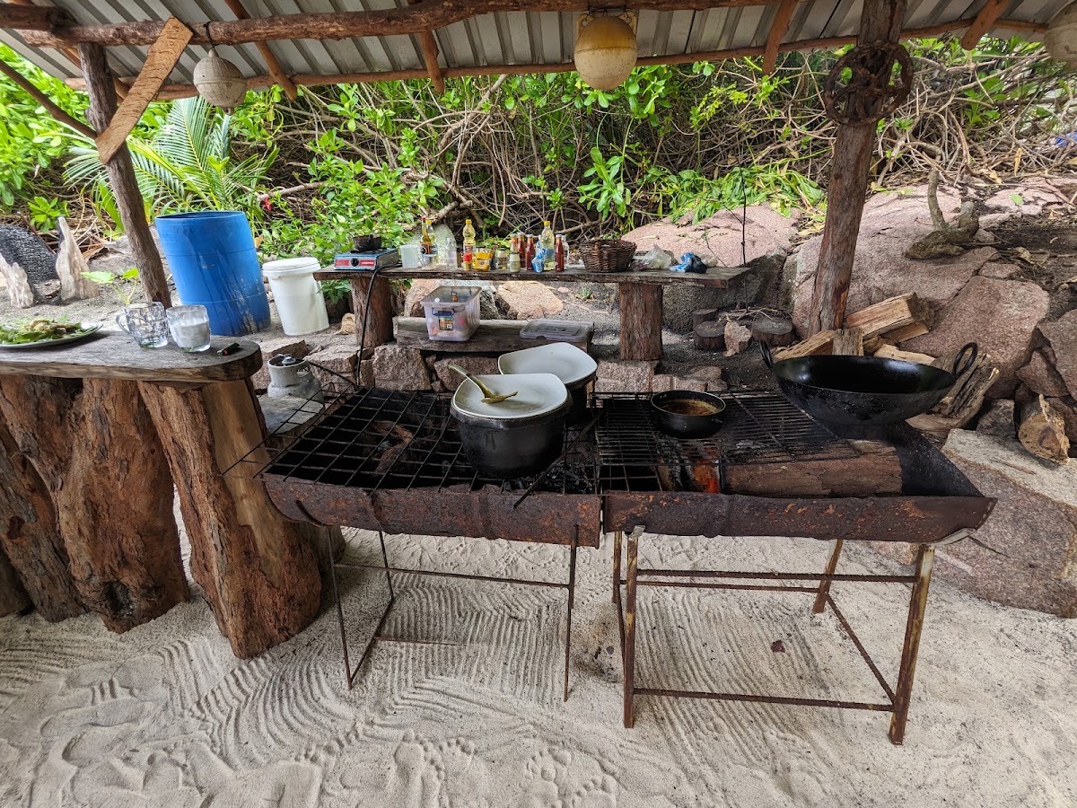 Caiman beach bar — La Digue