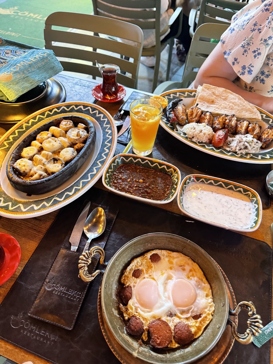 Çömlekçi Restaurant — Antalya · Lara Beach