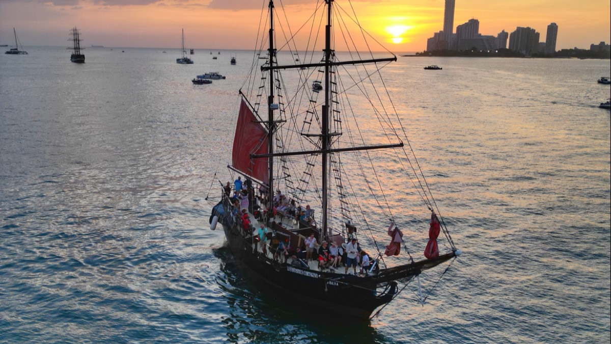 La Fantastica Cartagena Pirate Ship - Cartagena Sunset Skyline Bay Tours - Rosario Islands Day trips — Cartagena
