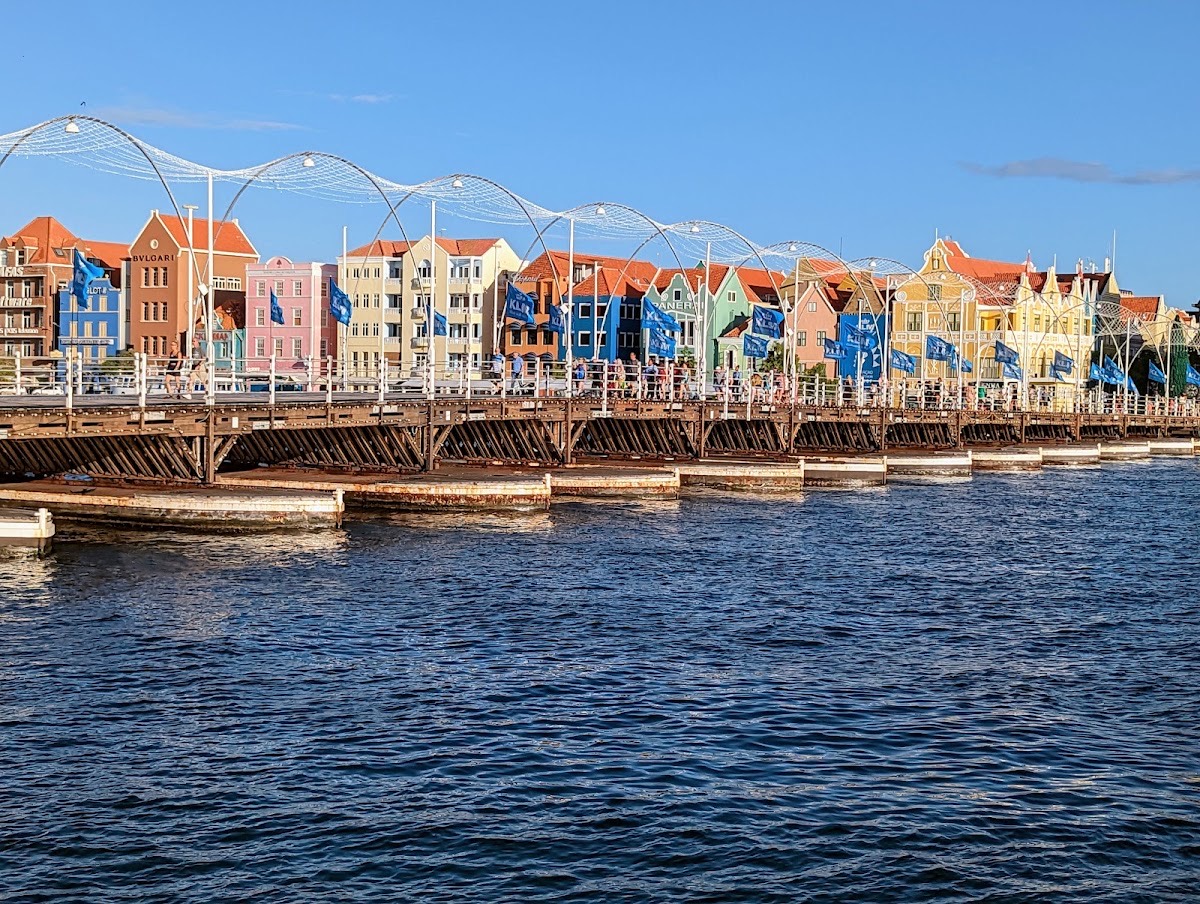 Queen Emma Bridge — Pietermaai