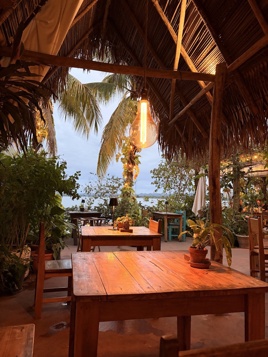 Restaurante Maracuyá — Flores & Tikal