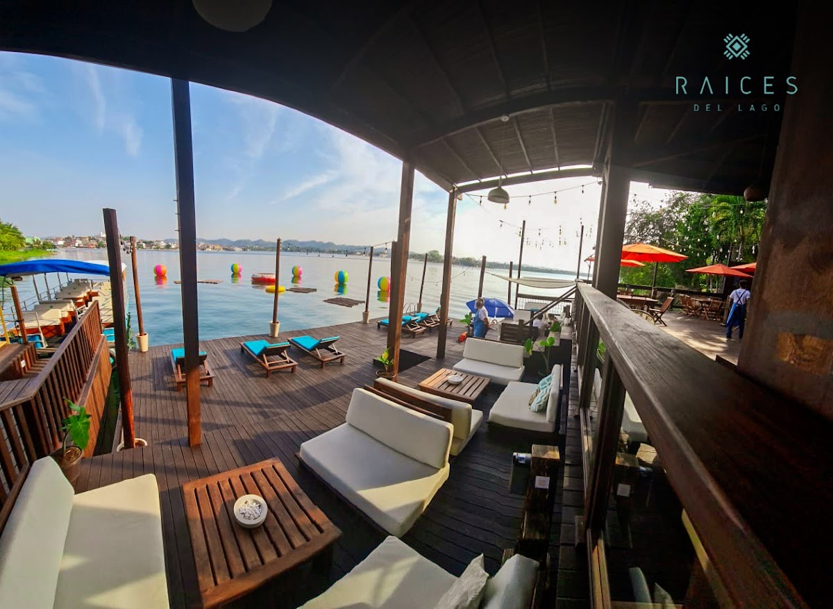Restaurante Raíces del Lago — Flores & Tikal
