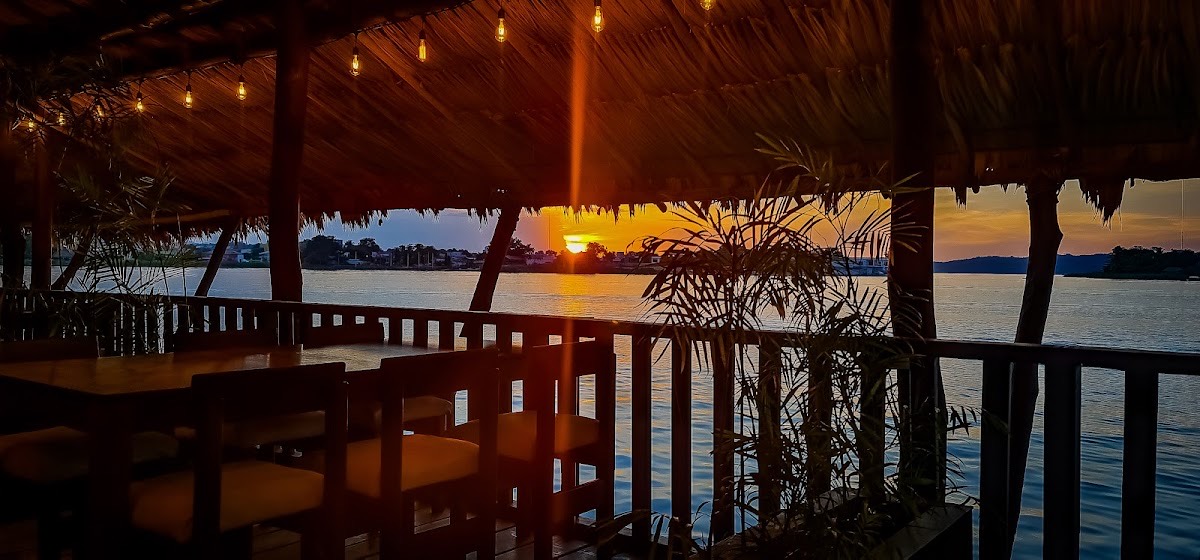 Restaurante Raices — Flores & Tikal